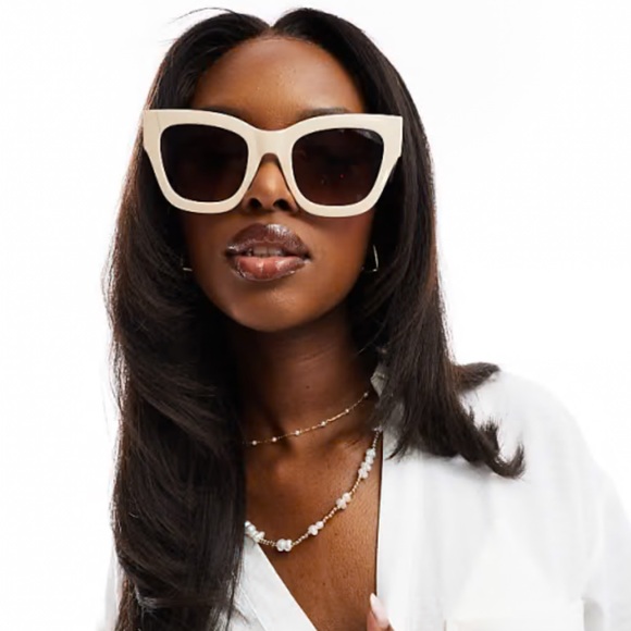 NWT Quay By The Way Women Sunglasses Ivory Frame Gradient Lens - Picture 1 of 4